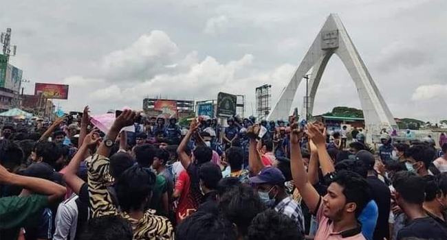 ব্রাহ্মণবাড়িয়ায় মহাসড়কে অবস্থান নিয়ে শিক্ষার্থীদের বিক্ষোভ