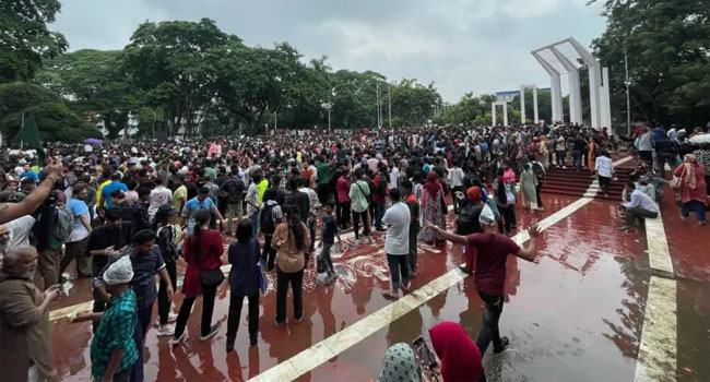 প্রতিবাদী স্লোগানে উত্তাল কেন্দ্রীয় শহীদ মিনার, লোকে-লোকারণ্য চারপাশ