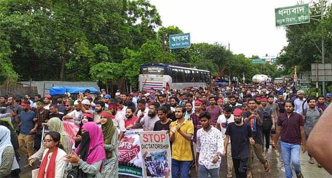 রাজপথে ইবি শিক্ষক-শিক্ষার্থীরা, প্রধানমন্ত্রীর পদত্যাগ দাবি