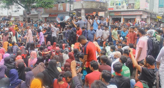 বৃষ্টিতে ভিজে পাবনায় হাজারো শিক্ষার্থীর বিক্ষোভ