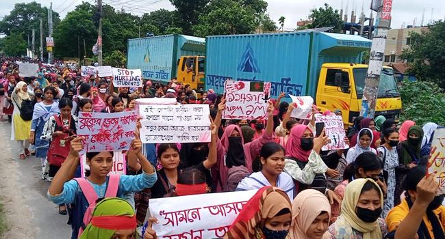 ঠাকুরগাঁওয়ে শিক্ষার্থীদের মহাসড়ক অবরোধ