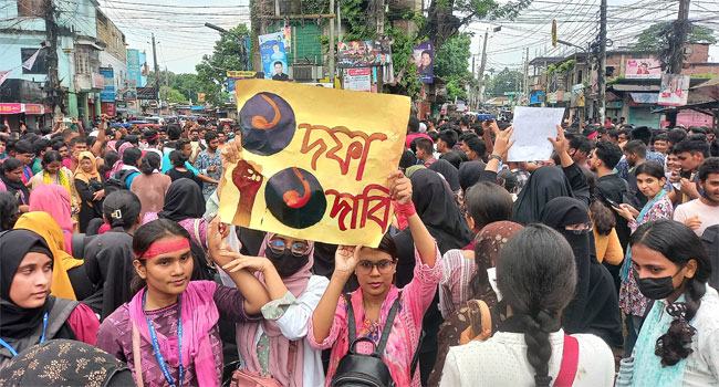 কিশোরগঞ্জে বিক্ষোভে মানুষের ঢল
