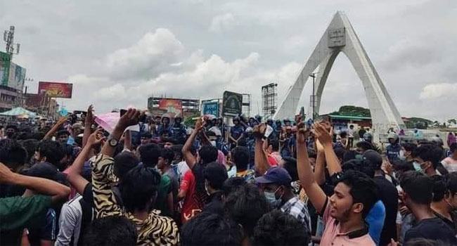 জামালপুরে আন্দোলনে শিক্ষার্থীরা, প্রধানমন্ত্রীর পদত্যাগ দাবি