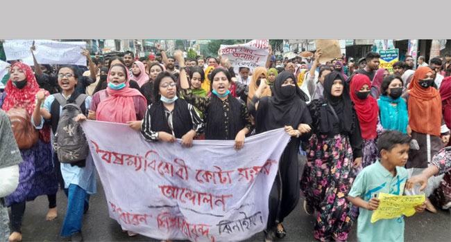 ঝিনাইদহে দুর্যোগপূর্ণ আবহাওয়া উপেক্ষা করে বৈষম্যবিরোধী ছাত্ররা