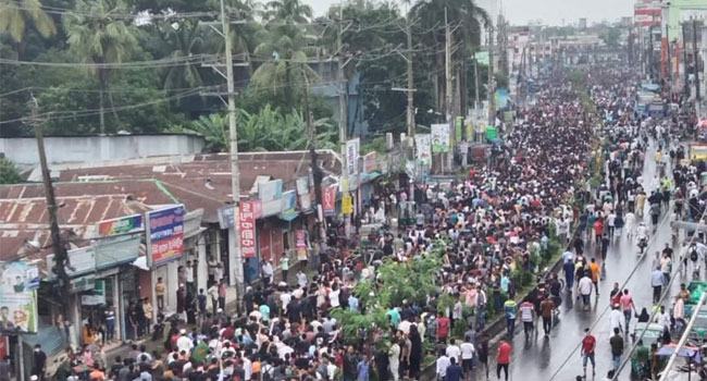 নোয়াখালীতে বৃষ্টি উপেক্ষা করে বৈষম্যবিরোধী ছাত্র আন্দোলনের বিক্ষোভ মিছিল