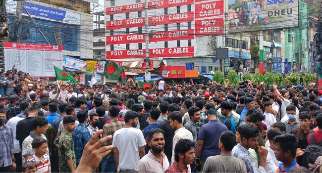 ফেনীতে ছাত্র-জনতার বিক্ষোভে উত্তাল