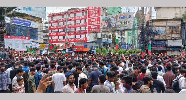 ফেনীতে ছাত্র-জনতার বিক্ষোভে উত্তাল