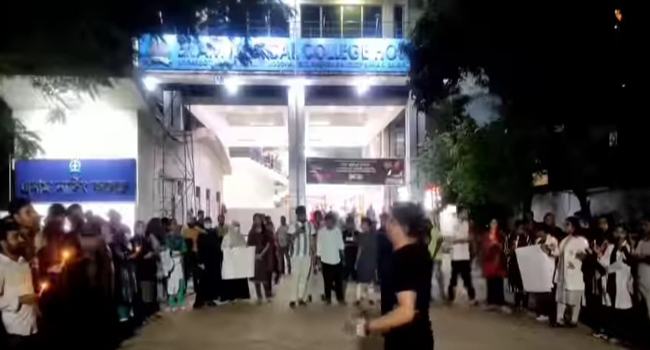সাভারে মোমবাতি জ্বালিয়ে ১ দফার দাবিতে বিক্ষোভ
