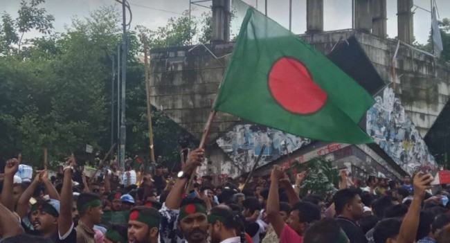শাহবাগে অবস্থান নিয়েছেন আন্দোলনকারীরা