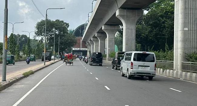ঢাকার রাস্তায় যান চলাচল খুবই কম
