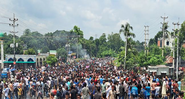 মানিকগঞ্জে আন্দোলনকারীরা মহাসড়কে, আ’লীগ স্কুলের মাঠে