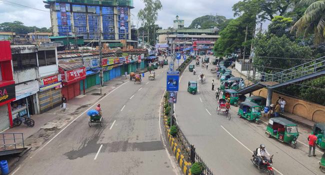 সিলেটের রাস্তায় যানবাহন কম, খুলেনি দোকান-পাট