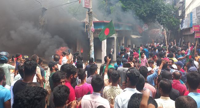 কিশোরগঞ্জ শহর আন্দোলনকারীদের নিয়ন্ত্রণে, আ’লীগ অফিসে আগুন