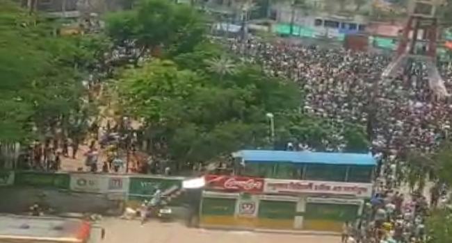নারায়ণগঞ্জে আ’লীগ অফিস ও রাইফেল ক্লাবে আগুন