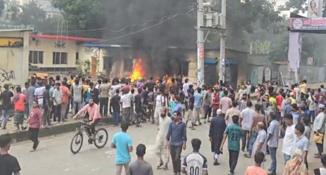 ফরিদপুরে আ’লীগ কার্যালয় ও রুকসু ভবনে অগ্নিসংযোগ-ভাংচুর