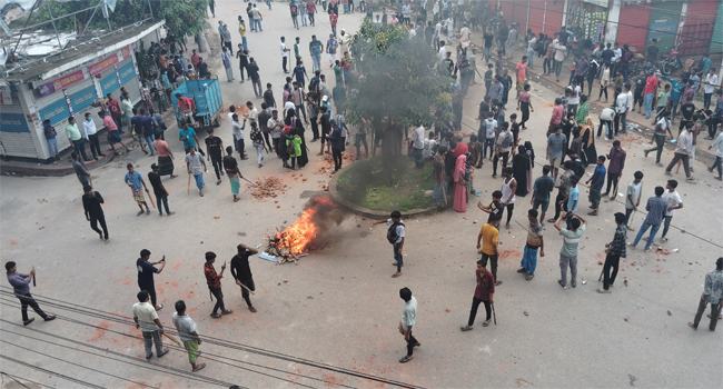 দোহারে শিক্ষার্থীদের মিছিলে হামলা, পুলিশের গুলি