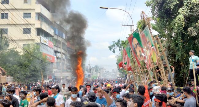 দিনাজপুরে এমপি ও বিচারপতির বাসভবনে আগুন