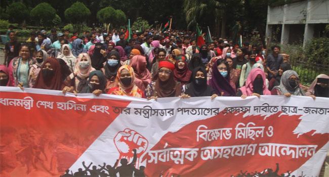 প্রধানমন্ত্রীর পদত্যাগের দাবিতে উত্তাল ইবি