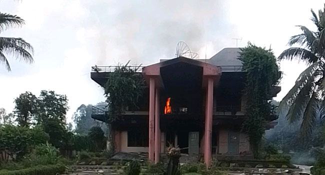 অসহযোগ আন্দোলন : মিঠাপুকুরে মহাসড়কে ছাত্র-ছাত্রী ও অবিভাবকরা