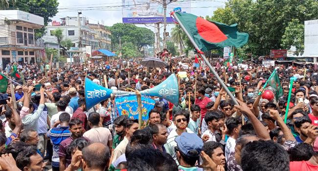 ছাত্র-জনতার দখলে ঝিনাইদহের রাজপথ, আহত ৩৭