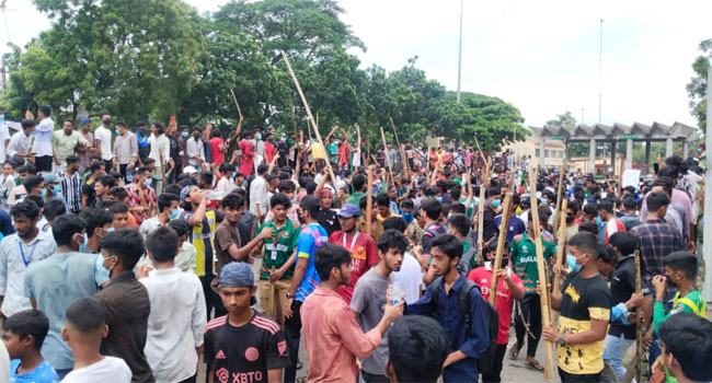 আশুগঞ্জে আন্দোলনরত শিক্ষার্থীকে মারধর করায় আ’লীগ নেতাকে দিগম্বর করে গণপিটুনি