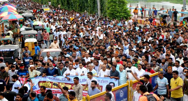 যশোরে ধাওয়া-পাল্টা ধাওয়া : বিএনপি, ইউএনও অফিস ও পৌরসভায় আগুন