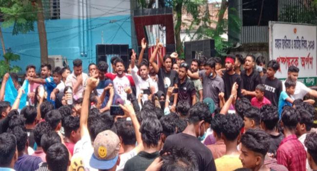 ফরিদপুরে ছাত্র-পুলিশ সংঘর্ষ
