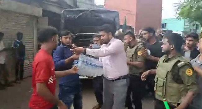 ফরিদপুরে আন্দোলনকারী শিক্ষার্থীদের পানি পান করালেন ইউএনও