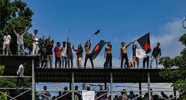 শাহবাগে অবস্থান নিয়েছেন আন্দোলনকারীরা