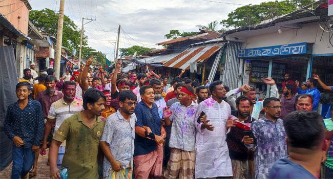 শেখ হাসিনার পদত্যাগে রাঙ্গাবালীতে জনতার বিজয় উল্লাস : মিস্টি বিতরণ