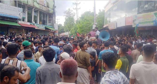 শেখ হাসিনার পদত্যাগের খবরে নাঙ্গলকোটে বিজয় উল্লাস
