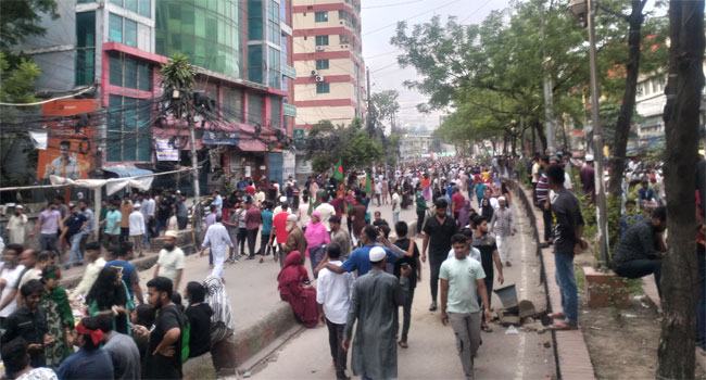 নারায়ণগঞ্জে রাস্তায় নেমে এসেছে হাজার হাজার মানুষ, আনন্দ মিছিল