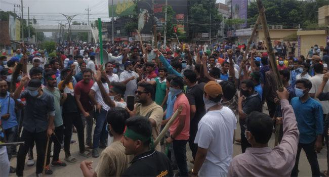 রাজশাহীতে আন্দোলনকারীদের সাথে আ’লীগের সংঘর্ষ : নিহত ১, আহত অর্ধশতাধিক