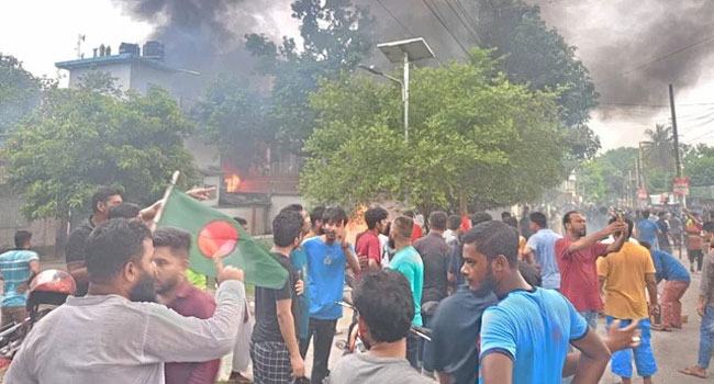 চুয়াডাঙ্গায় যুবলীগ নেতার বাড়িতে আগুন, ৪ লাশ উদ্ধার