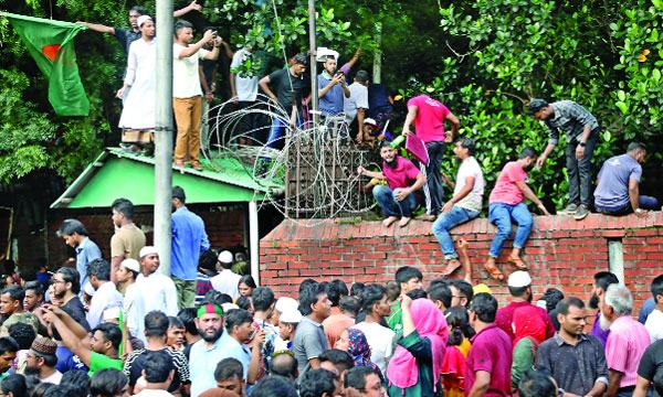 গণভবনে জনগণের উল্লাস মাঠে নামাজ