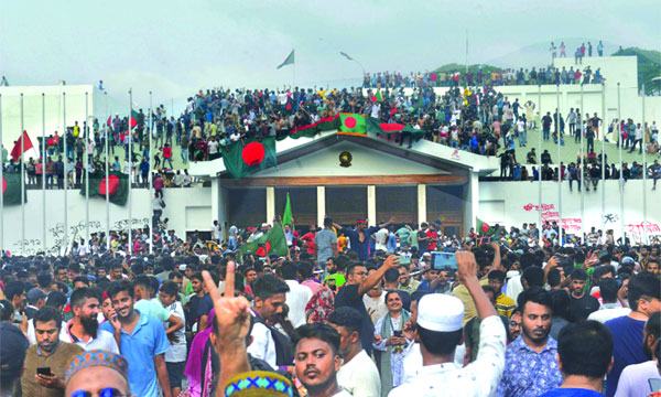 রক্তের বন্যা বইয়ে পালালেন হাসিনা