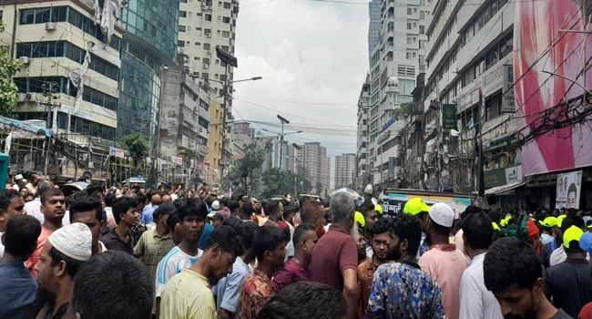 নয়াপল্টনে শোডাউন দিচ্ছে বিএনপির নেতাকর্মীরা