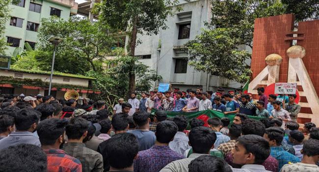 বৈষম্যবিরোধী ছাত্রদের তোপের মুখে ইউএনও