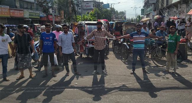 বগুড়ায় শহর পরিষ্কার ও ট্রাফিক ব্যবস্থা নিয়ন্ত্রণে শিক্ষার্থীরা