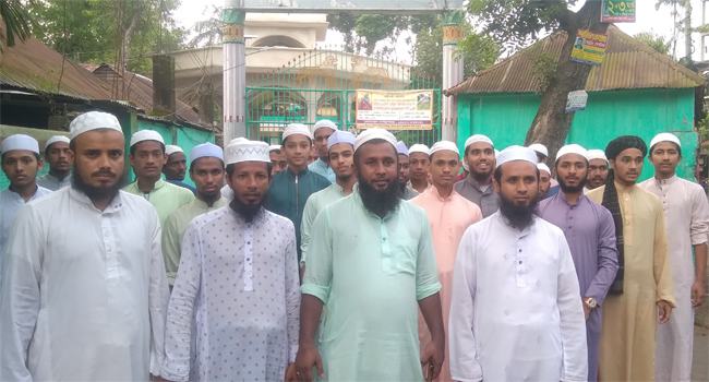 আখাউড়ায় মন্দির পাহারা দিচ্ছেন আলেমরা