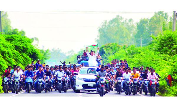 শ্রীনগরে বিভিন্ন পয়েন্টে মিষ্টি বিতরণ