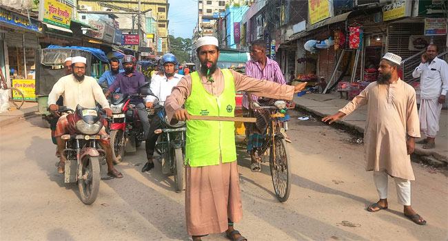 পুলিশ নেই, কিশোরগঞ্জে ট্রাফিক নিয়ন্ত্রণ করছে ছাত্ররা