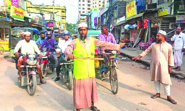 শহর পরিষ্কার ও ট্রাফিক ব্যবস্থা নিয়ন্ত্রণে শিক্ষার্থীরা
