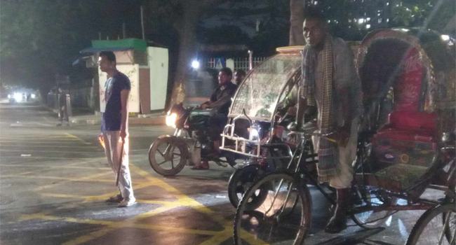 রাতেরও রাজধানীতে ট্রাফিকের দায়িত্ব পালন করছেন শিক্ষার্থীরা