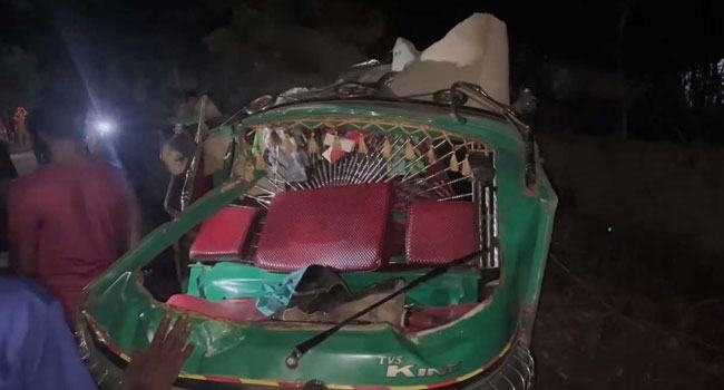 পাবনায় বাসের ধাক্কায় অটোরিকশার ৩ যাত্রী নিহত