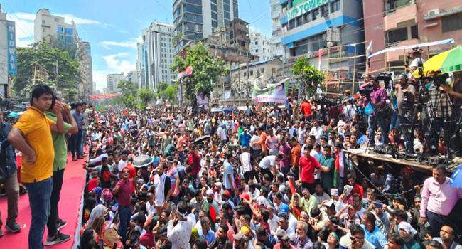 নয়াপল্টনে বিএনপির সমাবেশে নেতাকর্মীদের ঢল