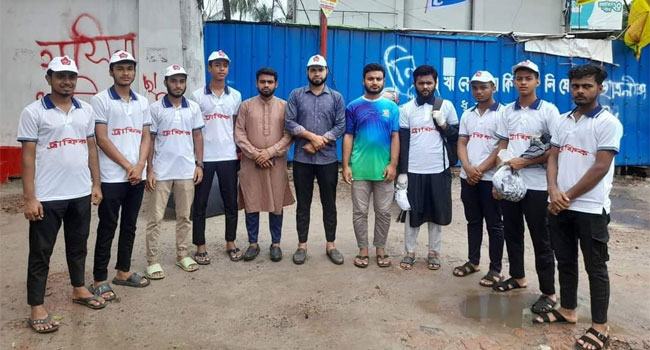 লক্ষ্মীপুরে রাস্তায় ট্রাফিক নিয়ন্ত্রণে শিবিরের নেতাকর্মীরা