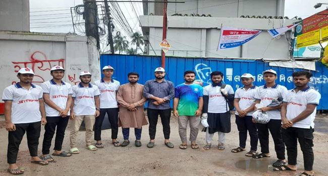 লক্ষ্মীপুরে রাস্তায় ট্রাফিক নিয়ন্ত্রণে শিবিরের নেতাকর্মীরা