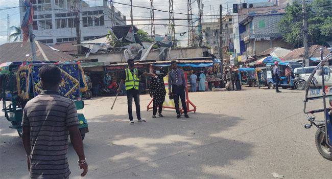 দোহার ও নবাবগঞ্জে সড়কে কাজ করছে শিক্ষার্থীরা
