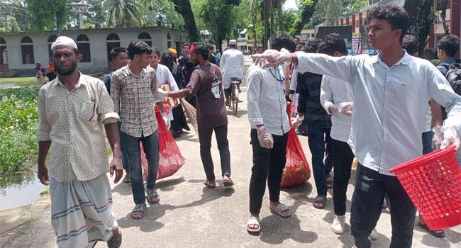 আমতলীতে রাস্তাঘাট পরিষ্কার করছে শিক্ষার্থীরা